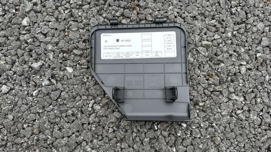 新型X-TRAIL(T33)のヒューズブロックリッドの嵌合場所